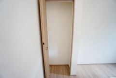 まとめ買いしてもこの収納量なら心配要らずのパントリー。調理家電や食品のストックをすっきりまとめられ、キッチン周りを広々使えます。