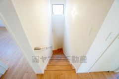 小さなお子様やご高齢の方でも安心できる、手すり付き階段。段差も低めで設定されており、安全性にも優れています。