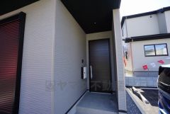家の顔となる玄関扉がかっこいいと、たくさんの人を招き入れたくなりますね＾＾奥まって設置されており、雨にも濡れにくくなっています。