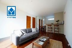 カウンターキッチンに加えて、リビング階段になっているので、お顔を合わす回数が増え、ぐっと家族の距離が縮まります。