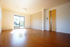 ダイニングへの配膳や調理の時便利なカウンター。ちょっとしたティータイムにもお使いいただけます。