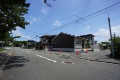 前面道路は広く、車同士がすれ違うスペースが十分にあります。落ち着いた住宅地内で快適な生活を実現してみませんか＾＾