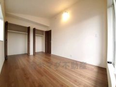 寛ぎの時間を紡ぎだす主寝室は、大型ベッドを置いても余裕の広さを確保しています。