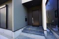 家の顔となる玄関扉がかっこいいと、たくさんの人を招き入れたくなりますね＾＾奥まって設置されており、雨にも濡れにくくなっています。