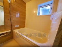 広々1坪タイプの浴槽ユニットでゆったりくつろげるバスルーム。窓、浴室乾燥機付きで換気・雨の日の洗濯もばっちり＾＾