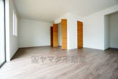 寛ぎの時間を紡ぎだす主寝室は、大型ベッドを置いても余裕の広さを確保しています。