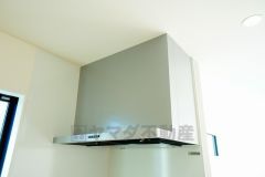 お手入れが簡単なスリム型レンジフードです。調理により発生する油煙や臭いを吸い込み、屋外へ排気してくれます。