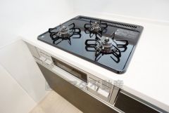 複数の調理を一度に行うことができる3口コンロ。効率よくお料理が出来ます。毎日のお料理も楽しくなりますね＾＾