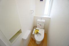 小窓付きで換気する時に便利です＾＾ウォシュレット、暖房便座、節電・節水機能など、使い勝手のよい高機能トイレです。