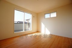 寛ぎの時間を紡ぎだす主寝室は、大型ベッドを置いても余裕の広さを確保しています。