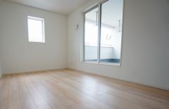 同仕様写真。主寝室としてお使いいただけそうなこちらのお部屋は、日当たりが良く、爽やかな風を感じて起きる朝は、快適生活の始まりに。