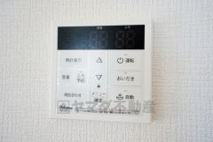 キッチン横からお湯張り、追い炊き、足し湯がボタン一つで楽々操作できる給湯機リモコンです。忙しい夕飯準備の時間帯に重宝しますね。