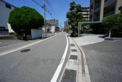 前面道路は広く、車同士がすれ違うスペースが十分にあります。落ち着いた住宅地内で快適な生活を実現してみませんか＾＾