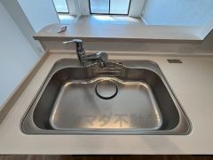 広々としたステンレスシンクには、洗剤やスポンジを収納出来るラック付き。広さも確保しているので、大きなお鍋も洗いやすいです。