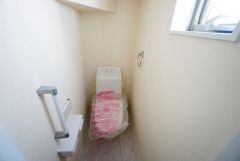 温水洗浄機付トイレです。節水機能もあるので、安心して使えますね。もちろん、1階2階の2ヶ所にトイレがあるので、忙しい朝にもゆとりができますね。