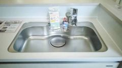 広々とした凸型シンクに洗剤ポケットを標準装備。大きなお鍋など洗いやすいです。