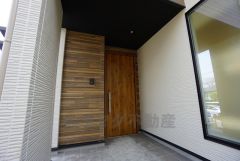 家の顔となる玄関扉がかっこいいと、たくさんの人を招き入れたくなりますね＾＾奥まって設置されており、雨にも濡れにくくなっています。