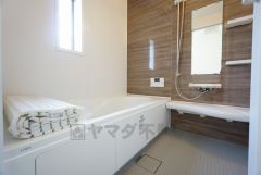 半身浴ができるベンチスペースがあり、節水にも効果を発揮します。1坪サイズなので、ゆったりとご入浴ができます。浴室乾燥機付きです。