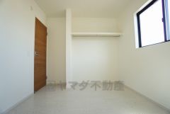 同仕様写真。住む人のこだわりを活かす洋室。日当たりがよく、寝室としての利用もおすすめ。広めのクローゼットには荷物をすっきり片付けられ、ゆとりのある暮らしが出来ます＾＾