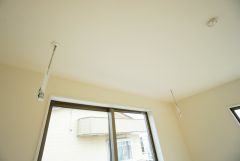 居室には室内干しができる物干し台が天井から設置されていて梅雨時期などにとても便利です。室内干し派の方にも＾＾
