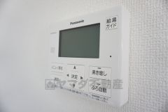 同仕様写真。キッチン横からお湯張り、追い炊き、足し湯がボタン一つで楽々操作できる給湯機リモコンです。忙しい夕飯準備の時間帯に重宝しますね。