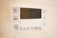 湯量・湯温の設定、そして保温までワンタッチのフルオートバス。便利な追い炊き機能付きです。