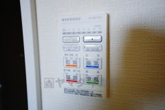 浴室暖房乾燥機付き。天候に左右されず、いつでも好きなときに洗濯物を干せるので、仕事や家事で忙しい方に重宝します。