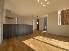 カウンターキッチンに加えて、リビング階段になっているので、お顔を合わす回数が増え、ぐっと家族の距離が縮まります。