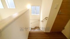 小さなお子様やご高齢の方でも安心できる、手すり付き階段。段差も低めで設定されており、安全性にも優れています。