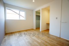 明るい洋室です。ナチュラル色のフローリングで開放的な優しい雰囲気になっています＾＾ベッドや机、ＴＶを置いてもゆとりのある広さです。