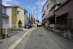 現地（2025年8月）撮影。住人以外の車の進入も少なく、小さなお子様を持つご家庭にも安心です。