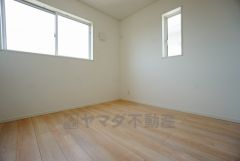 同仕様写真。木目調のシンプルデザインで落ち着きと安らぎの空間に仕上げています。各部屋に収納が完備されているので、お荷物が増えても安心の設計です。