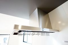 風量が弱・強と切替え可能なレンジフードが調理中の煙をしっかり吸い込みます。手元を照らすライト付きです。