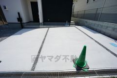 3台まで並列駐車できるので、急な来客時やお子様が成人して車を所有するようになっても安心です。