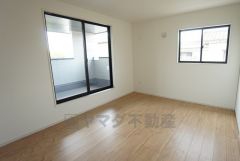 同仕様写真。ご夫婦お二人のプライベートシーンを演出する寝室は、大容量のウォークインクローゼット付き。