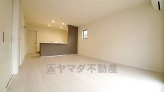 対面式キッチンを中心としたリビングダイニングで家族の会話が弾みそうです。