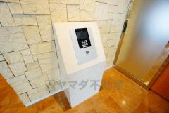 オートロックは、外部の人が自由に建物内に出入りできないため、不審者の侵入防止効果があります。