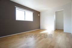 同仕様写真。寛ぎの時間を紡ぎだす主寝室は、大型ベッドを置いても余裕の広さを確保しています。