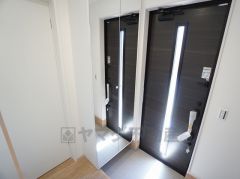 同仕様写真。大容量のシューズボックスは家族全員の増えがちな靴や物をすっきり収納できます。