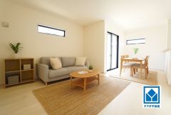 家具はイメージです。大きな窓のあるリビングは、陽光あふれる明るい空間です。居心地良く、ご家族皆がゆったり寛げる憩いの空間となりそうです。