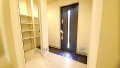 白を基調とした明るい玄関です。大容量のシューズボックスは家族全員の増えがちな靴や物をすっきり収納できます。