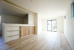 大きな窓のあるリビングは、陽光あふれる明るい空間です。居心地良く、ご家族皆がゆったり寛げる憩いの空間となりそうです。