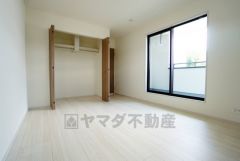 2面採光を確保した明るい室内は、風通しも良く、大変居心地の良い空間となっております。爽やかな風を感じて起きる朝は、快適生活の始まりに。