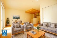 家具はイメージです。広々とした設計で、家族が集いやすく、くつろぎやすいリビングです。