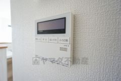 キッチン横からお湯張り、追い炊き、足し湯がボタン一つで楽々操作できる給湯機リモコンです。忙しい夕飯の準備の時間帯に重宝しますね。