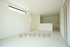 リビングは広々とした設計で、家族が集い、寛ぐ暮らしの空間を演出しています。