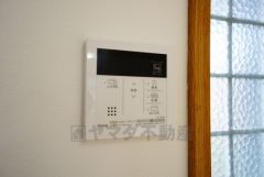 キッチン横からボタンひとつで操作が楽々。