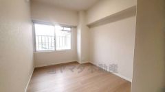 木目調のシンプルデザインで落ち着きと安らぎの空間に仕上げています。各部屋に収納が完備されているので、お荷物が増えても安心の設計です。