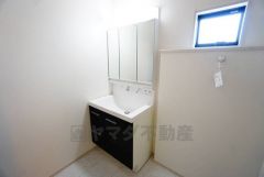 三面鏡つき洗面台。鏡裏にたっぷりとした収納スペースがあります。鏡を閉めてしまえば小物は見えないため、スッキリとした印象の洗面台にできます。