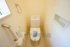 温水洗浄機付トイレです。節水機能もあるので、安心して使えますね。もちろん、1階2階の2ヶ所にトイレがあるので、忙しい朝にもゆとりができますね。